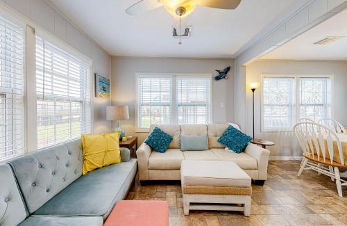 Galveston House | Pet-Friendly Retreat at Two Sisters Cottage - 10/10 Rating!