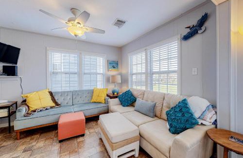 Galveston House | Pet-Friendly Retreat at Two Sisters Cottage - 10/10 Rating!