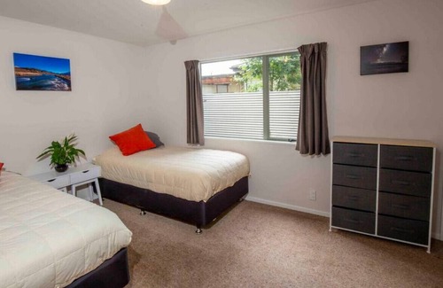 Methven Apartment | Modern Two Storey Apartment on Main Street with Kitchenette