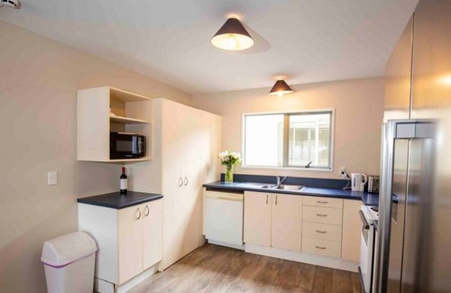Methven Apartment | Modern Two Storey Apartment on Main Street with Kitchenette