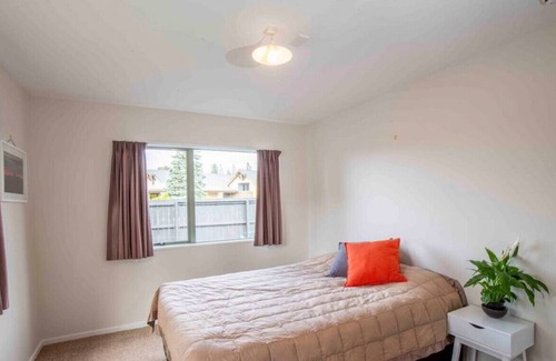 Methven Apartment | Modern Two Storey Apartment on Main Street with Kitchenette
