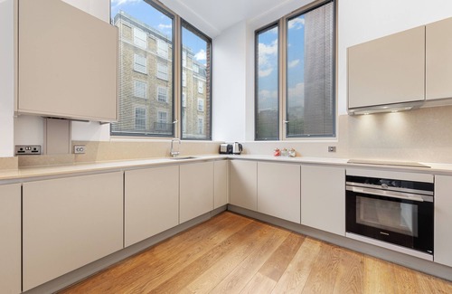 Somers Town Apartment | Two Story 2 BR w/Modern Full Kitchen, Walk to Regent's Park and So Much More!