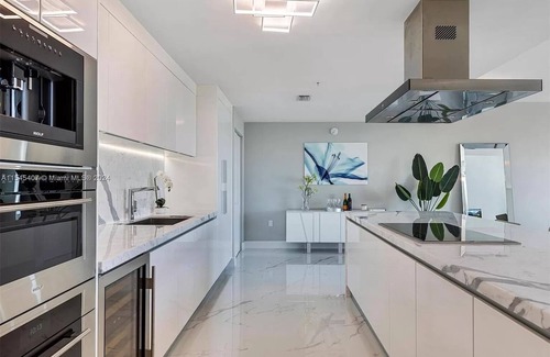 Sunny Isles Beach Condo | Two-story condo with water views in 5* Condo complex