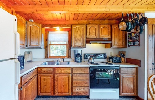 Port Clyde House | Inviting Dog-Friendly Home with Ocean Views & Deck Access