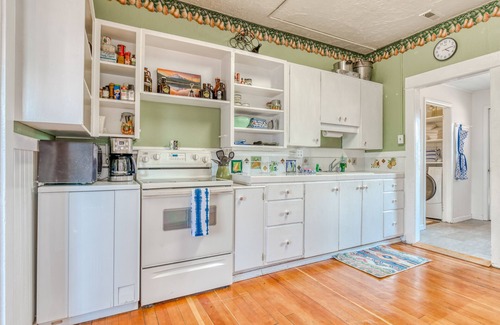 Parkdale House | Mountain View Getaway with Private Hot Tub & Fast WiFi