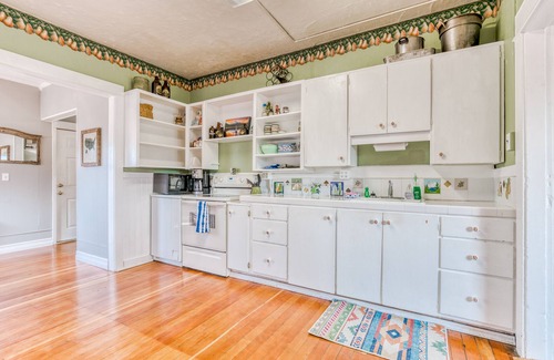Parkdale House | Mountain View Getaway with Private Hot Tub & Fast WiFi