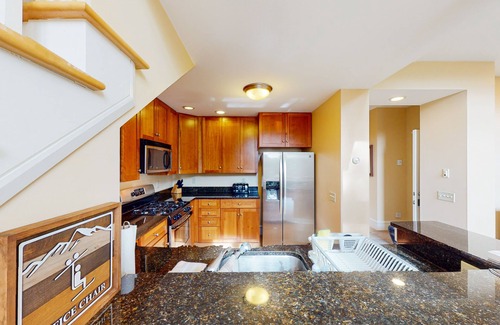 Proctorsville Condo | Cozy Townhome with Forest Views, Pool, Gym & Saunas