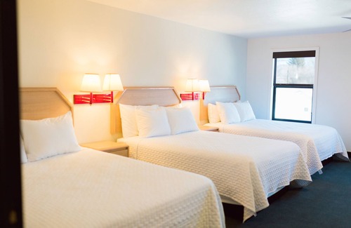 Panguitch Hotel | Discover Two Sunsets Hotel: Family-Friendly with Breakfast