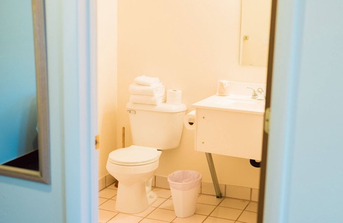Panguitch Hotel | Discover Two Sunsets Hotel: Family-Friendly with Breakfast