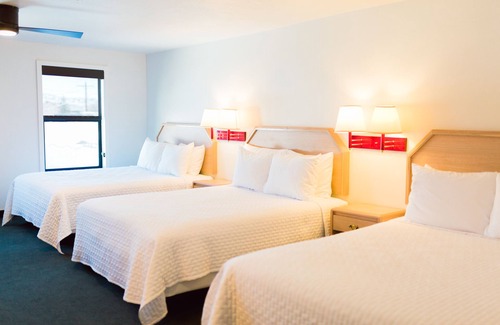 Panguitch Hotel | Discover Two Sunsets Hotel: Family-Friendly with Breakfast