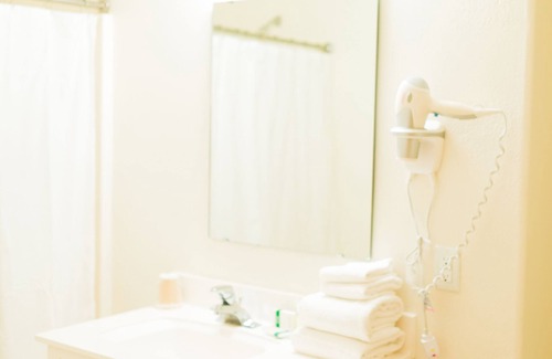 Panguitch Hotel | Discover Two Sunsets Hotel: Family-Friendly with Breakfast