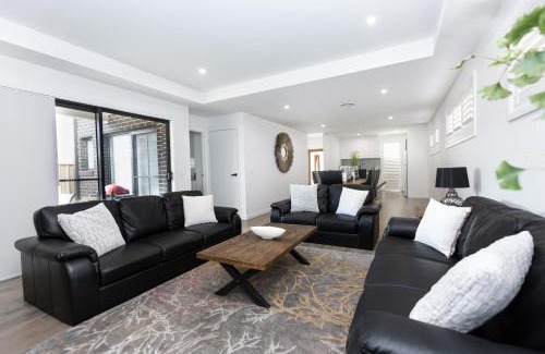 Wagga Wagga Apartment | Inviting TWO TEN: Family-Friendly CBD Retreat for 10 Guests