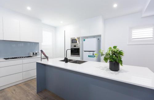 Wagga Wagga Apartment | Inviting TWO TEN: Family-Friendly CBD Retreat for 10 Guests