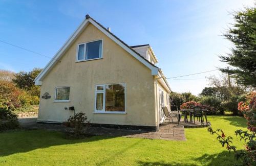 Rosudgeon House | Family-Friendly Retreat at Two Threes - Rated 9.4/10