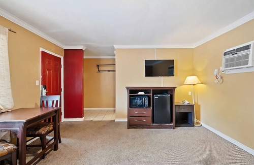 Beeville House | Ideal Retreat for Groups: Pet-Friendly and Free Parking
