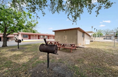 Beeville House | Ideal Retreat for Groups: Pet-Friendly and Free Parking