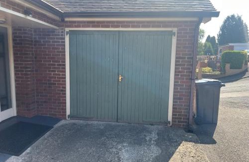 Knighton House | Family-Friendly Bungalow Twyngaer: Perfect for a Cozy Stay