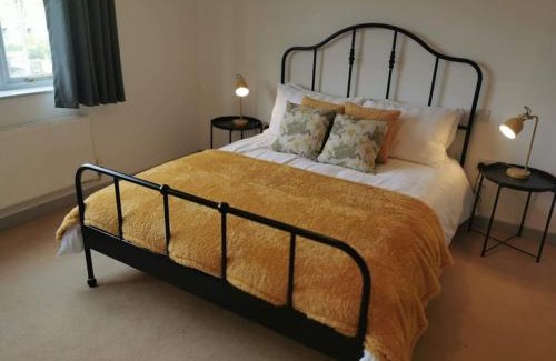 Knighton House | Family-Friendly Bungalow Twyngaer: Perfect for a Cozy Stay
