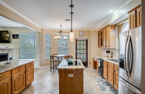 Grand Prairie House | Experience TX Oasis: Poolside Fun, Grill & Theatre Awaits!