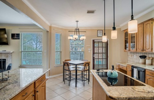 Grand Prairie House | Experience TX Oasis: Poolside Fun, Grill & Theatre Awaits!