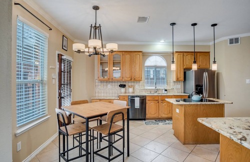 Grand Prairie House | Experience TX Oasis: Poolside Fun, Grill & Theatre Awaits!