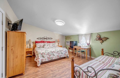 Fredericksburg Bed & Breakfast | TX Wildlife Suite in charming Frederickburg, Tx. by all the great wineries