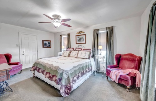Fredericksburg Bed & Breakfast | TX Wine Room:Peaceful resort just 10mins from Fredericksburg & TX wine country!