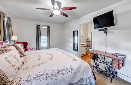 Fredericksburg Bed & Breakfast | TX Wine Room:Peaceful resort just 10mins from Fredericksburg & TX wine country!