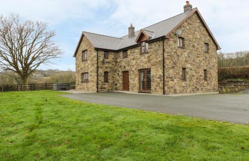 Caersws House | Discover Ty Berllan: Pet-Friendly Retreat with 9/10 Guest Rating