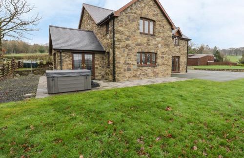 Caersws House | Discover Ty Berllan: Pet-Friendly Retreat with 9/10 Guest Rating