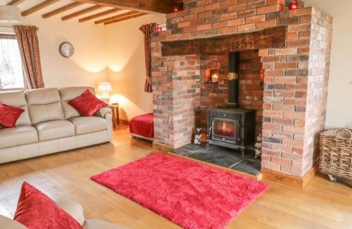 Caersws House | Discover Ty Berllan: Pet-Friendly Retreat with 9/10 Guest Rating