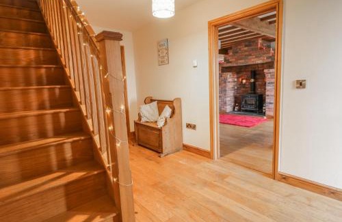Caersws House | Discover Ty Berllan: Pet-Friendly Retreat with 9/10 Guest Rating