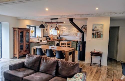 Damgan Villa | Cozy Ty Bihan Longère: Steps from the Beach with Ocean Views