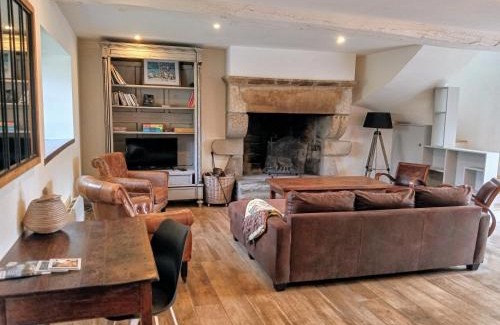 Damgan Villa | Cozy Ty Bihan Longère: Steps from the Beach with Ocean Views