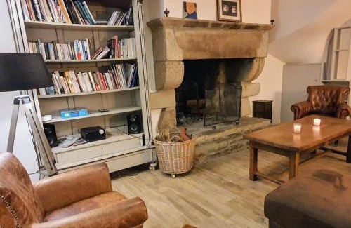 Damgan Villa | Cozy Ty Bihan Longère: Steps from the Beach with Ocean Views