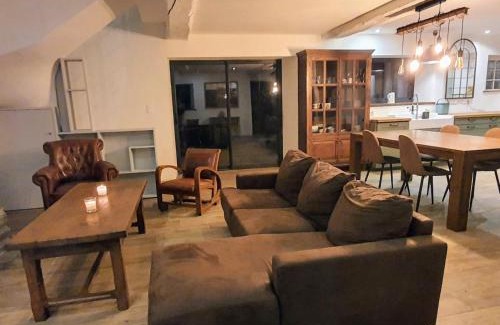 Damgan Villa | Cozy Ty Bihan Longère: Steps from the Beach with Ocean Views