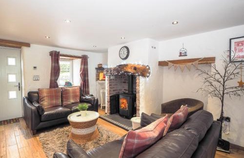 Cilgerran House | Comfort Awaiting at Ty Canol: Family & Pet-Friendly Retreat