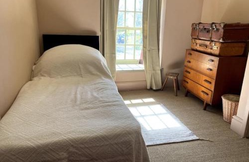 Llanengan House | Ty Capel Abersoch: Beachfront Retreat with Cozy Beds & Wi-Fi