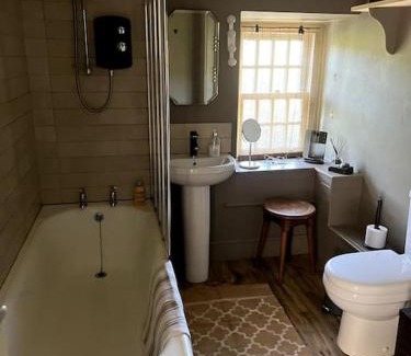 Llanengan House | Ty Capel Abersoch: Beachfront Retreat with Cozy Beds & Wi-Fi