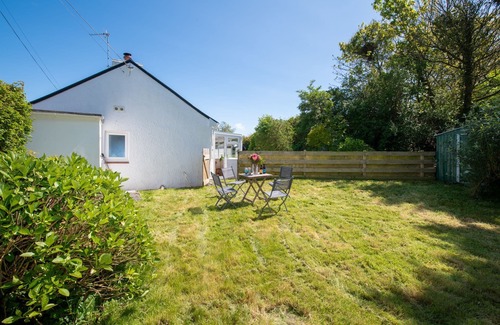 Malltraeth House | Cozy Ty Capel Bach Cottage - Pet Friendly and Family Ready