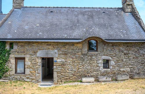 Theix-Noyalo House | Ty Chaumière: Idyllic Stone Cottage with Garden & Spa
