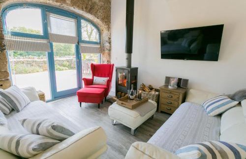 Llanddaniel Fab House | Discover Family and Pet-Friendly Stays at Ty Coets