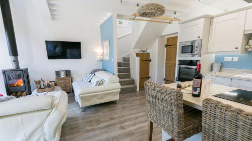 Llanddaniel Fab House | Discover Family and Pet-Friendly Stays at Ty Coets