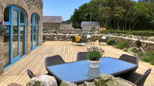 Llanddaniel Fab House | Discover Family and Pet-Friendly Stays at Ty Coets