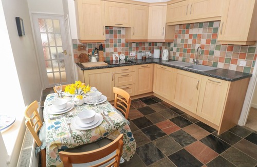 Llantwit Major Cottage | Pet-Friendly Retreat at Ty Coets with Ocean Views