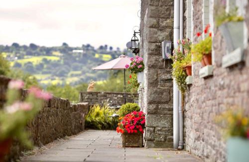 Llangattock House | Pet-Friendly Holiday Homes in Llangattwg, UK - Rated 10/10
