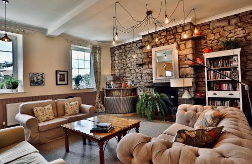 Llangattock House | Pet-Friendly Holiday Homes in Llangattwg, UK - Rated 10/10