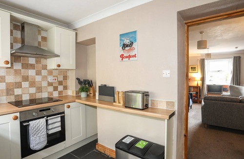 Llanystumdwy Cottage | Pet-Friendly Ivy House with Garden in Scenic Criccieth