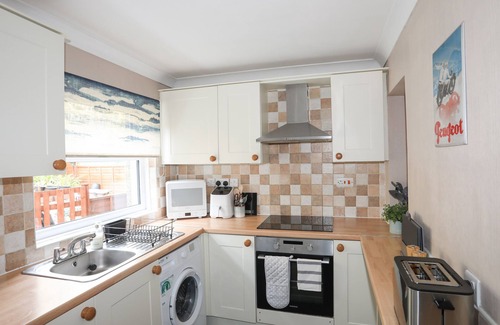 Llanystumdwy Cottage | Pet-Friendly Ivy House with Garden in Scenic Criccieth