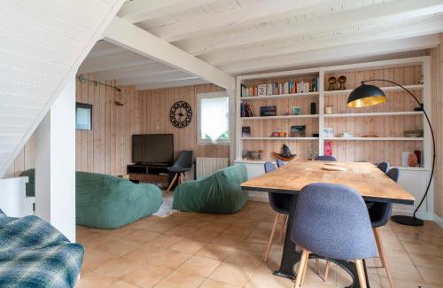 Bangor House | Ideal Ty Eurvad - Steps from the Beach, Rated 10/10